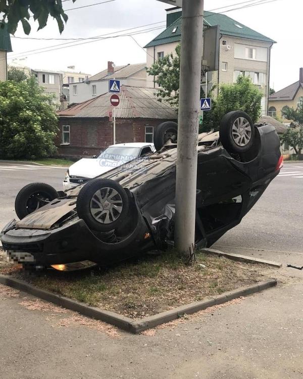 В Ставрополе на крышу перевернулся автомобиль Lada Granta